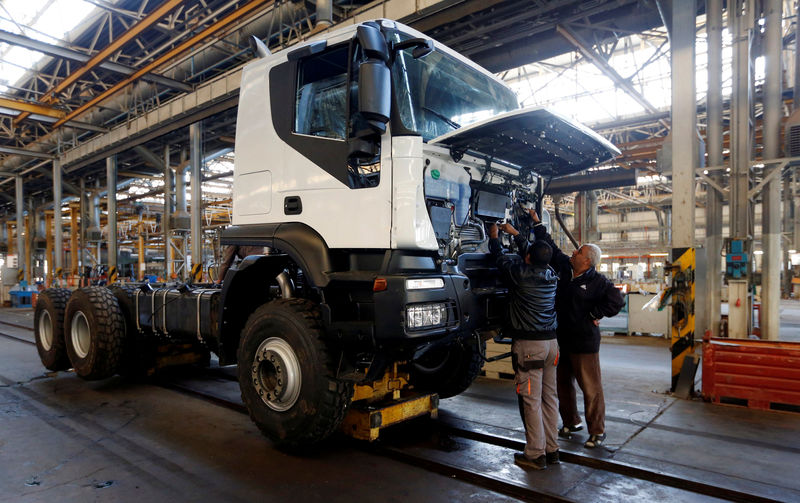 © Reuters. تكاليف الاستيراد تخنق الإنتاج في مصنع الشاحنات الوحيد بليبيا