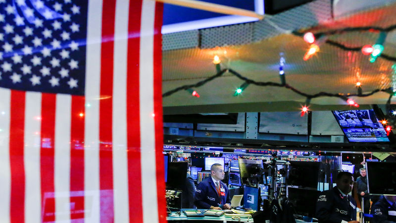 © Reuters. FILE PHOTO:  Traders work on the floor of the New York Stock Exchange (NYSE) in New York