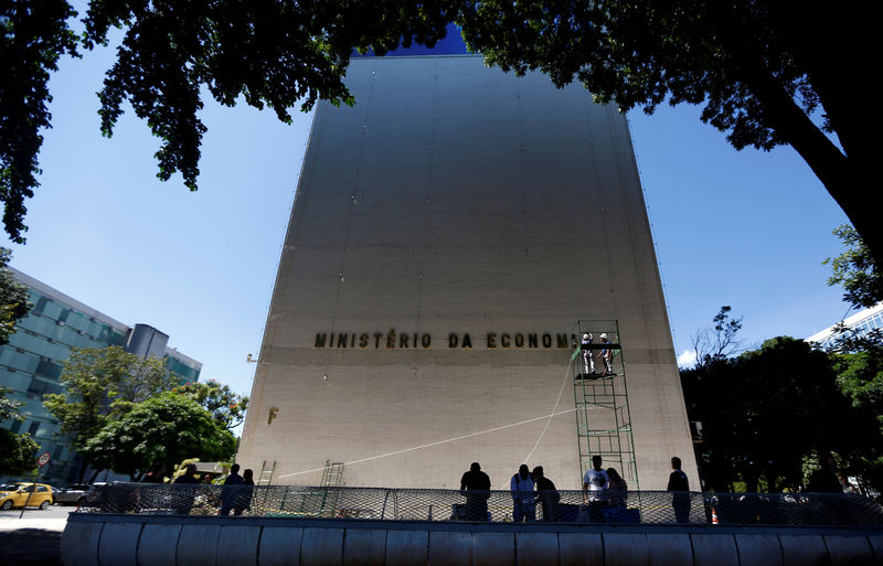 © Reuters. Funcionários instalam placa de identificação do Ministério da Economia no antigo prédio do Ministério do Trabalho e Emprego