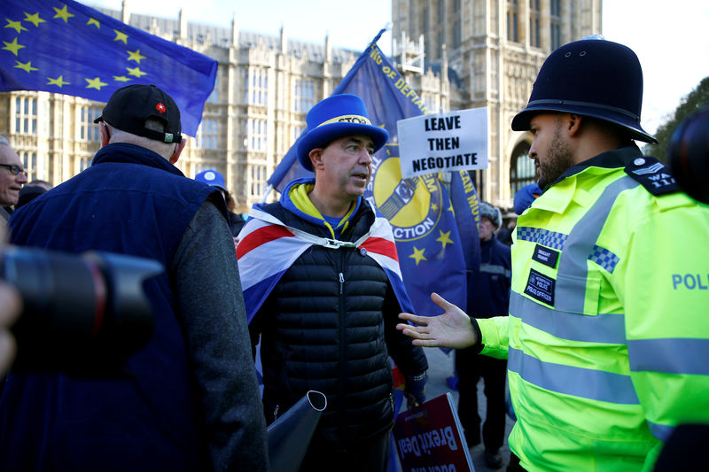 © Reuters. Pro and Anti-Brexit protesters demonstrate in London