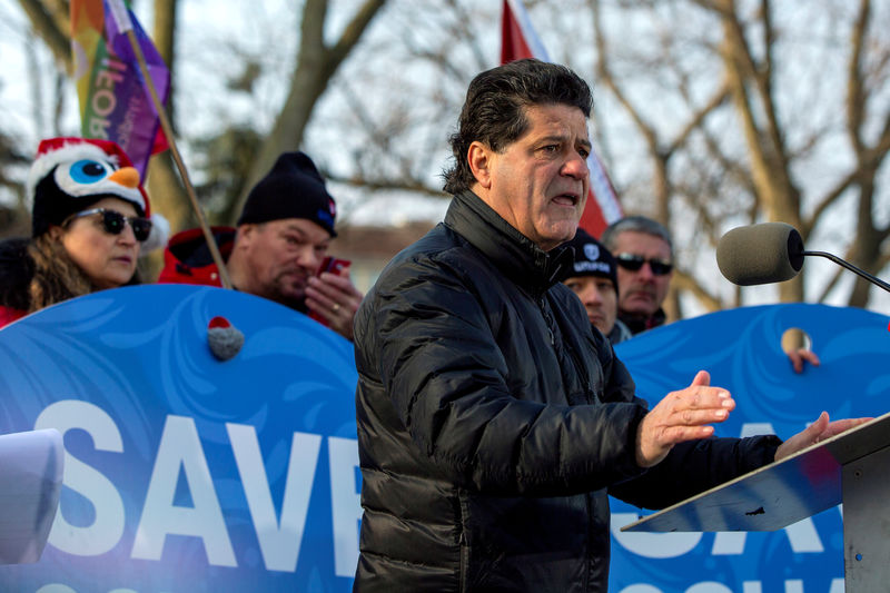 © Reuters. FILE PHOTO: Unifor launches its #SaveOshawaGM campaign by unveiling its Tree of Hope in Memorial Park in Oshawa