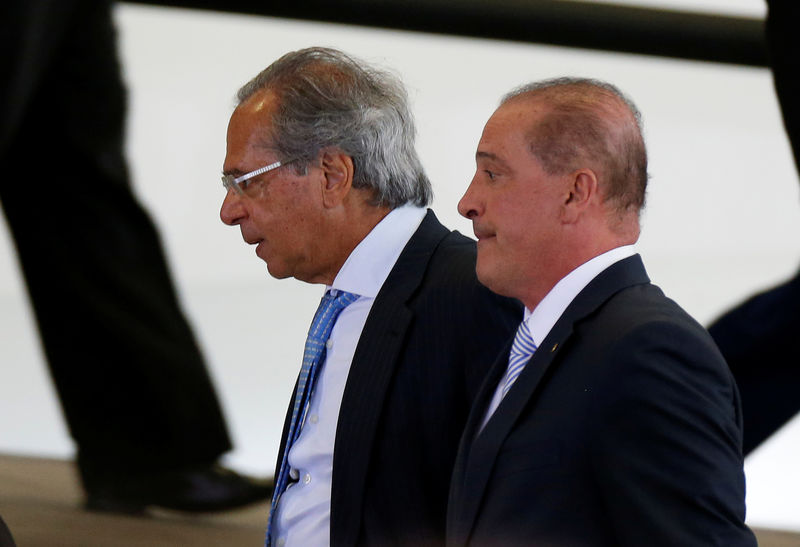 © Reuters. Brazil's Economy Minister Guedes and Chief of Staff Minister Lorenzoni arrive to ceremony at Planalto Palace in Brasilia