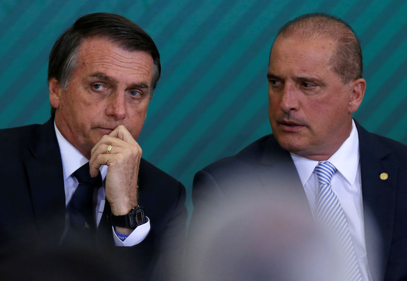 © Reuters. Presidente Jair Bolsonaro e ministro da Casa Civil, Onyx Lorenzoni, durante cerimônia em Brasília