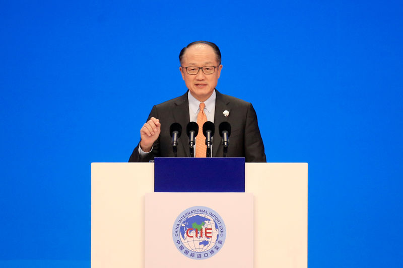 © Reuters. FILE PHOTO: World Bank President Jim Yong Kim speaks at the opening ceremony for the first China International Import Expo (CIIE) in Shanghai