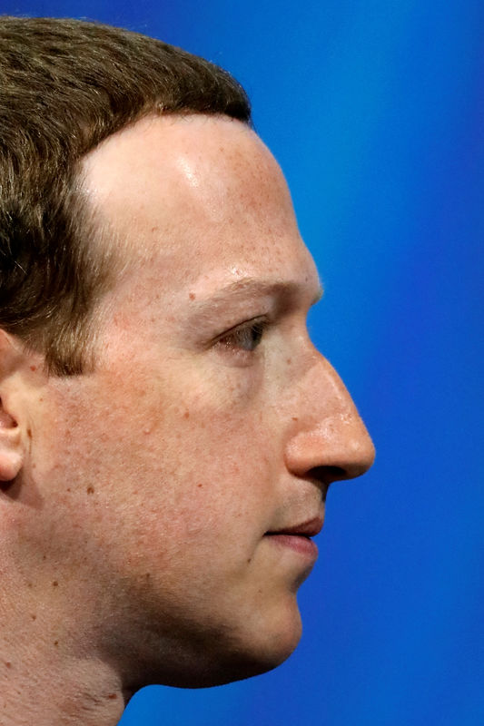 © Reuters. زوكربرج مؤسس فيسبوك يعتزم تنظيم نقاشات عامة عن التكنولوجيا كتحد شخصي في 2019