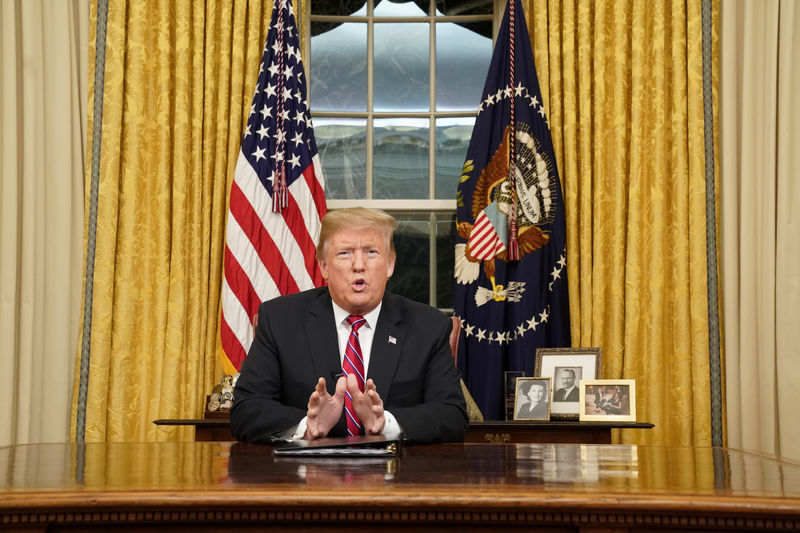 © Reuters. U.S. President Trump delivers televised address about immigration and the U.S. southern border from the Oval Office in Washington