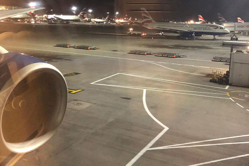 © Reuters. Un motor de un avión de British Airways en la losa del aeropuerto de Heathrow en Londres