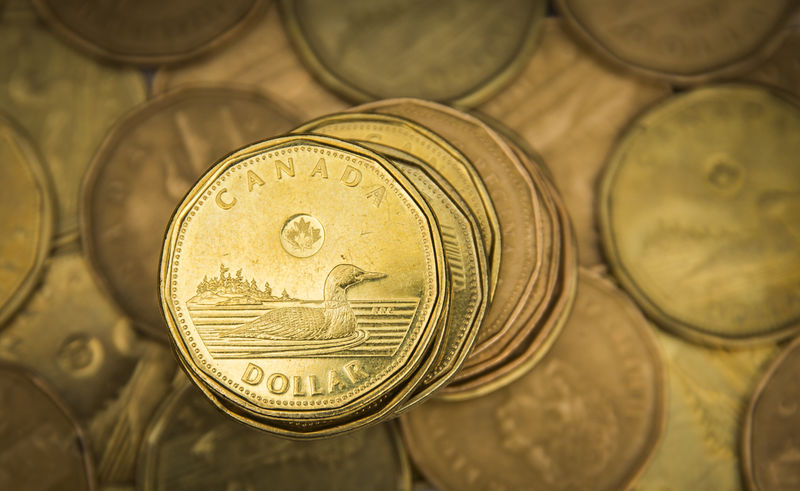 © Reuters. Монеты канадского доллара в Торонто