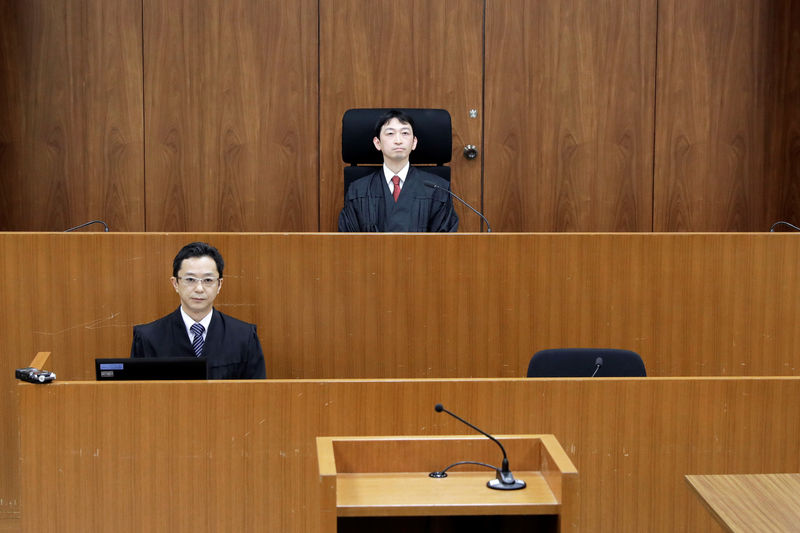 © Reuters. Juiz Yuichi Tada, do Tribunal Distrital de Tóquio, antes de audiência de Carlos Ghosn