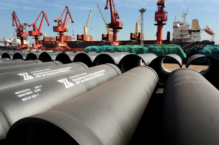 © Reuters. FILE PHOTO: Steel pipes to be exported are seen at a port in Lianyungang