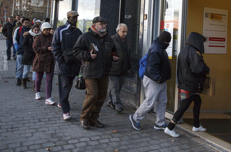 © Reuters. People enter a government-run employment office in Madrid