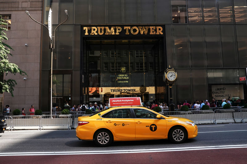 © Reuters. Такси у небоскреба Trump Tower в Нью-Йорке