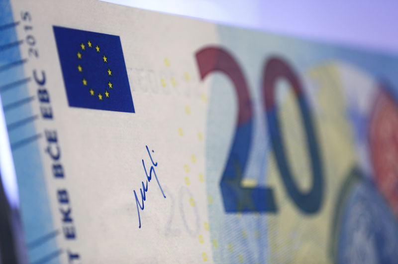 © Reuters. The signature of President of ECB Draghi is written upon an outsized specimen new 20 Euro banknote in Frankfurt