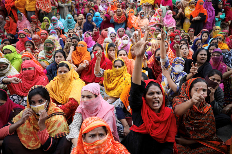 © Reuters. شرطة بنجلادش تفرق آلاف المحتجين من عمال صناعة الملابس