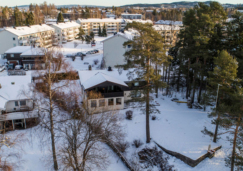 © Reuters. The house (C) of Norwegian real estate investor Tom Hagen and his wife Anne-Elisabeth Falkevik Hagen, who according to the authorities is suspected to have been kidnapped, in Fjellhamar