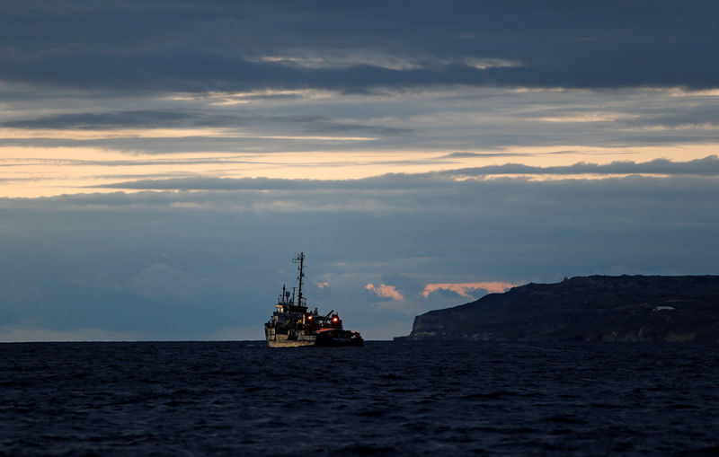 © Reuters. مالطا تسمح لسفينتي مهاجرين بالرسو وتوزيعهم على 8 دول أوروبية