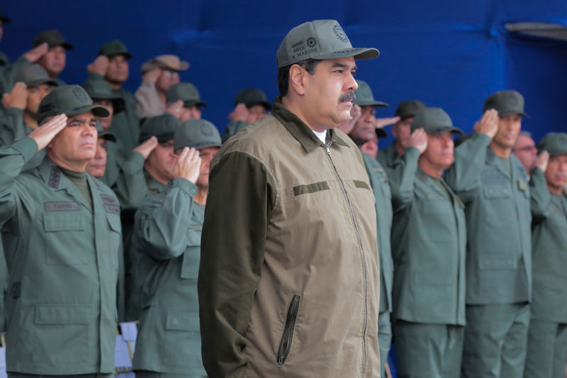 © Reuters. Presidente da Venezuela, Nicolás Maduro, em cerimônia com militares