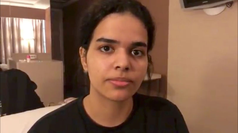 © Reuters. Rahaf Mohammed al-Qunun em hotel de Bangcoc