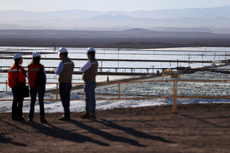 © Reuters. FILE PHOTO: Managers meet on a hill at the SQM nitrates plant in Coya Sur next to Maria Elena town