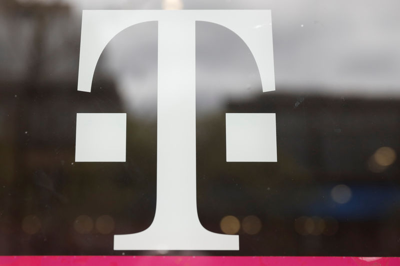 © Reuters. A T-Mobile logo is seen on the storefront door of a store in Manhattan