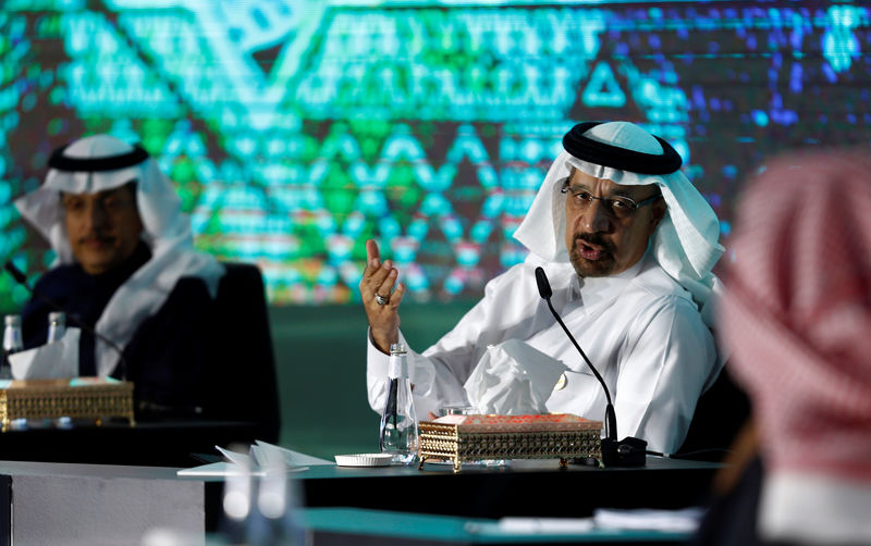 © Reuters. Saudi Energy Minister Khalid al-Falih speaks to the media during Saudi government ministers brief in Riyadh