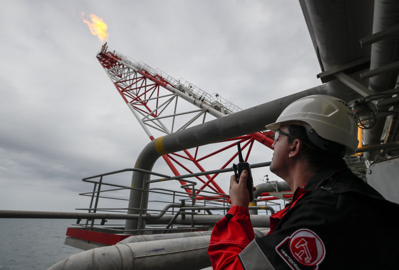 © Reuters. Especialista observa lataforma de petróleo no Mar Cáspio