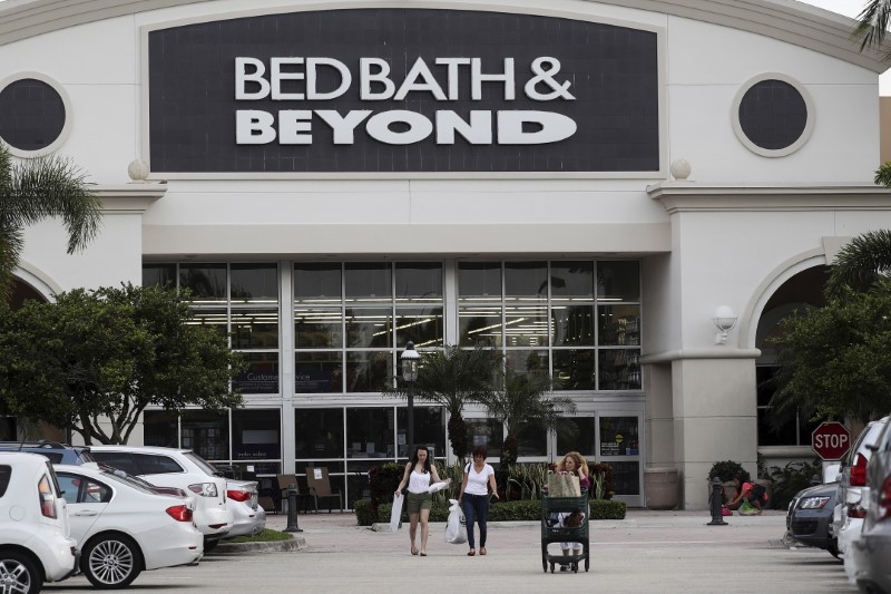 © Reuters. FILE PHOTO:  File photo of shoppers leaving a Bed Bath and Beyond store in Boca Raton