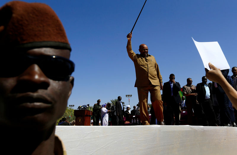 © Reuters. البشير يتعهد بالبقاء في السلطة مع تصاعد الاحتجاجات في السودان