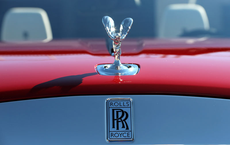 © Reuters. FILE PHOTO: The "Spirit of Ecstasy" bonnet ornament is seen on a Rolls Royce car during the 26th Monaco Yacht show in Monte Carlo port