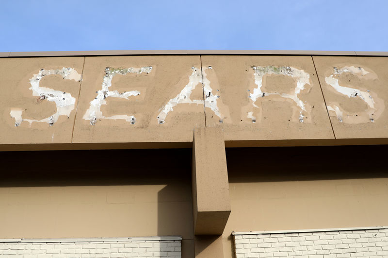 © Reuters. FILE PHOTO: Letters remain from a removed sign outside a closed Sears department store in Nanuet