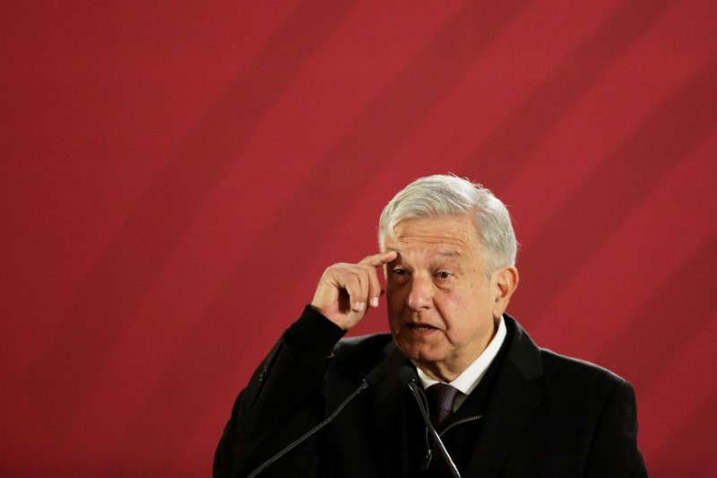 © Reuters. Mexico's President Andres Manuel Lopez Obrador gestures during a news conference at National Palace in Mexico City