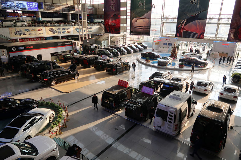   © Reuters. Imported vehicles are looked at a car dealership in Tianjin-bound zone 