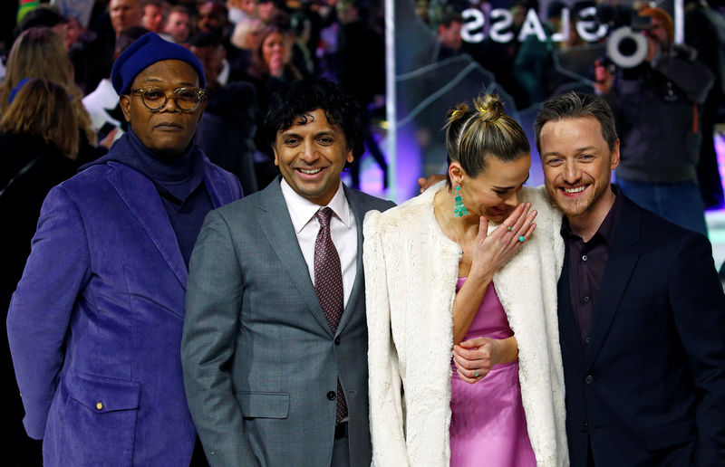 © Reuters. El actor Samuel L. Jackson, la actriz Sarah Paulson, el actor James McAvoy y el director M. Night Shyamalan asisten al estreno europeo de la película "Glass" en Londres