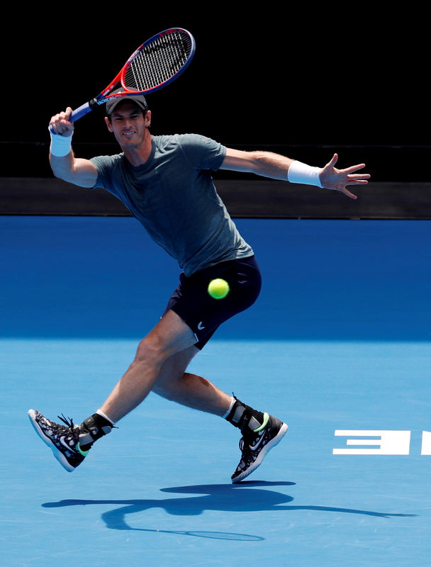 © Reuters. ديوكوفيتش يقسو على موراي في مباراة استعراضية قبل أستراليا المفتوحة