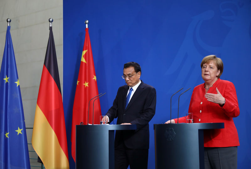 © Reuters. German Chancellor Angela Merkel and Chinese Prime Minister Li Keqiang hold a news conference at the chancellery in Berlin