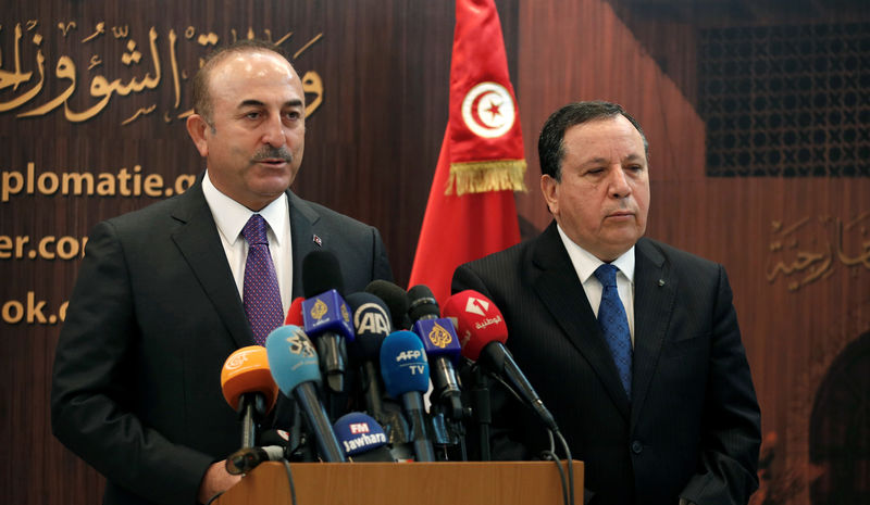 © Reuters. Turkish Foreign Minister Mevlut Cavusoglu speaks during a news conference with his Tunisian counterpart Khemaies Jhinaoui in Tunis