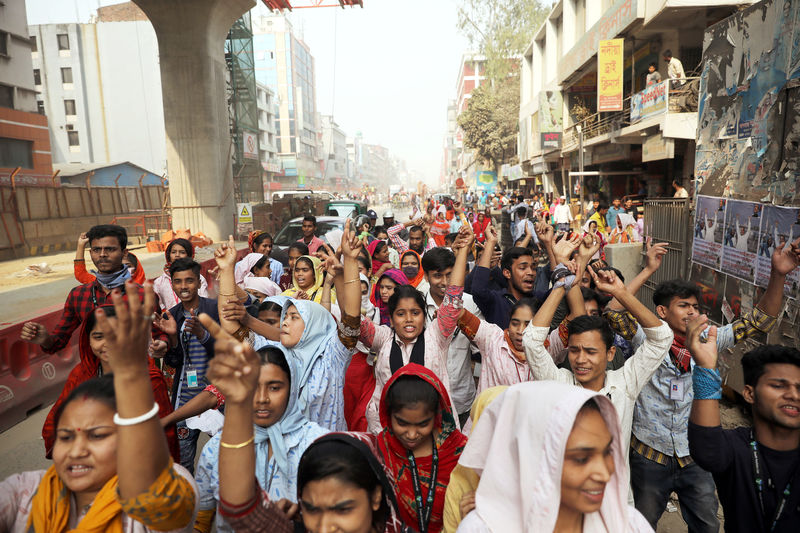 © Reuters. شرطة بنجلادش تطلق الغاز المسيل للدموع لتفريق محتجين من عمال صناعة الملابس