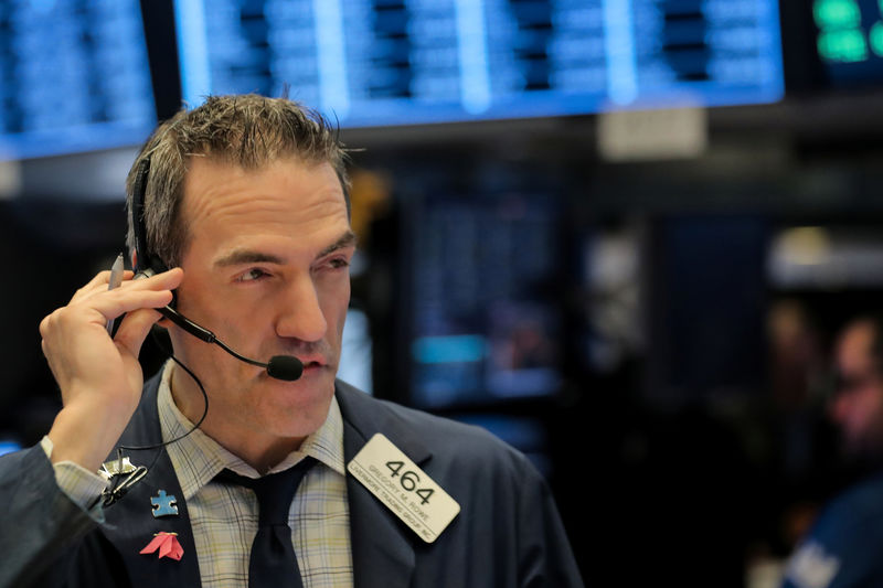 © Reuters. A trader works on the floor of the NYSE in New York
