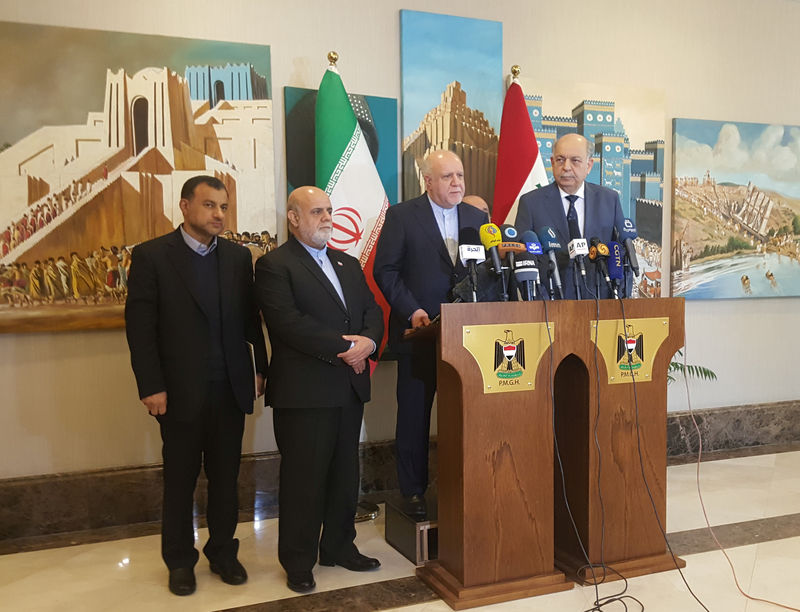 © Reuters. Министр нефти Ирана Бижан Зангане и министр нефти Ирака Тамер аль-Гадбан на пресс-конференции в Багдаде