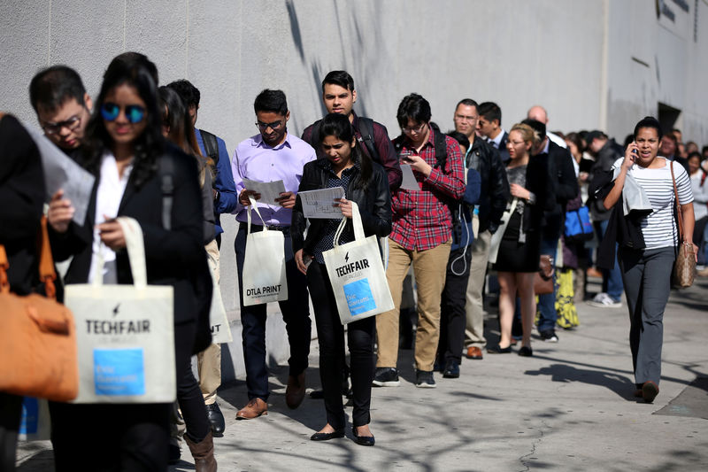 © Reuters. FILE PHOTO: People wait in line to attend TechFair LA, a technology job fair, in Los Angeles