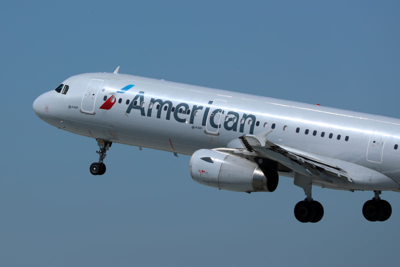 © Reuters. An American Airlines Airbus A321 plane takes off from Los Angeles International airport