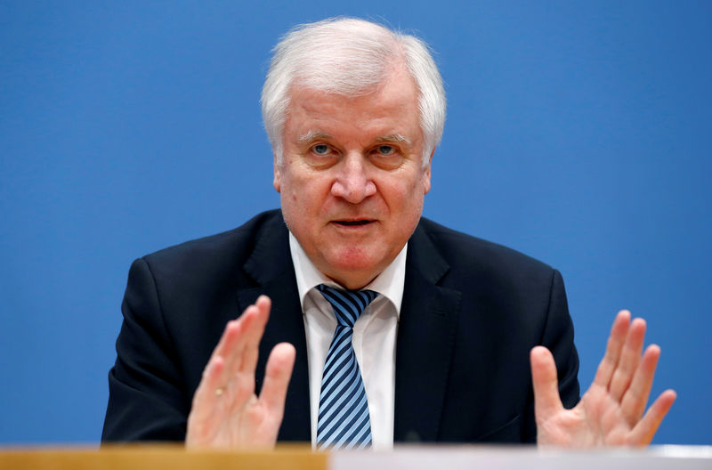 © Reuters. FILE PHOTO: Interior Minister Horst Seehofer address the media during a news conference in Berlin
