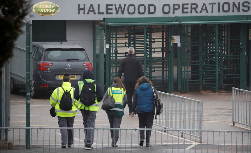 © Reuters. Workers arrive at Jaguar Land Rover's Halewood Plant in Liverpool