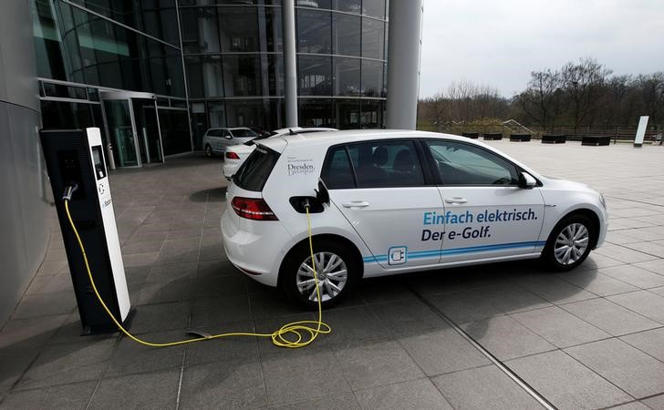 © Reuters. VW y China lideran el impulso global de 300.000 millones de dólares para desarrollar coches eléctricos