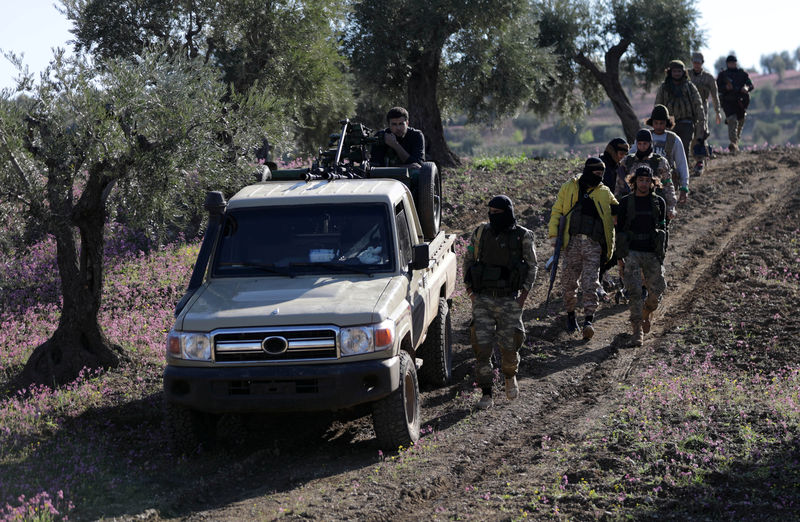 © Reuters. المتشددون في سوريا يحكمون قبضتهم ويفرضون اتفاقا على المعارضين في إدلب