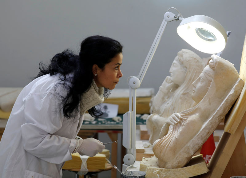 © Reuters. Arqueólogos restauran en Siria cientos de esculturas destruidas por el Estado Islámico