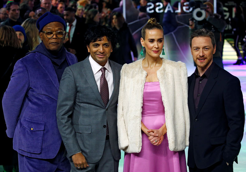 © Reuters. Elenco de "Vidro" posa ao lado do diretor M. Night Shyamalan em Londres