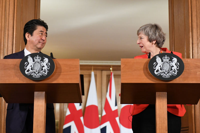 © Reuters. British Prime Minister Theresa May and Japanese Prime Minister Shinzo Abe hold a press conference after a bilateral meeting in London