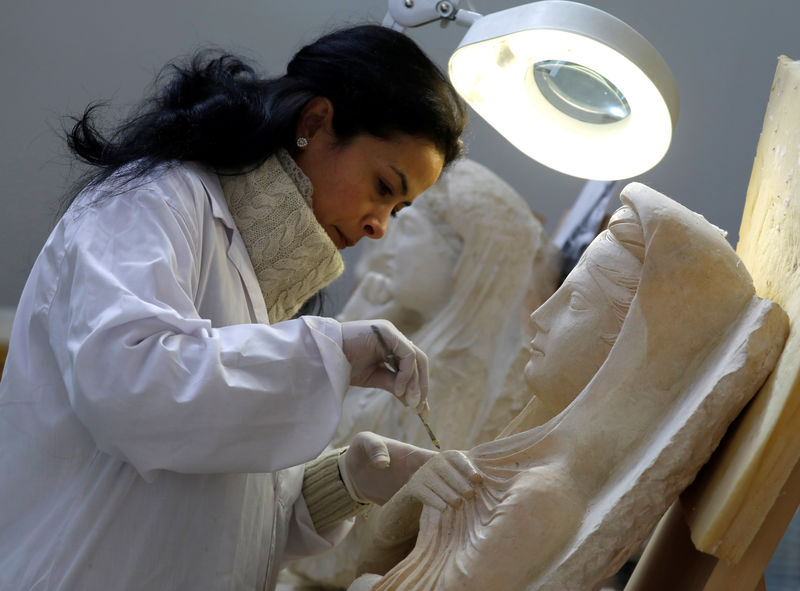 © Reuters. Especialista trabalha em escultura danificada de Palmira no Museu Nacional de Damasco, na Síria