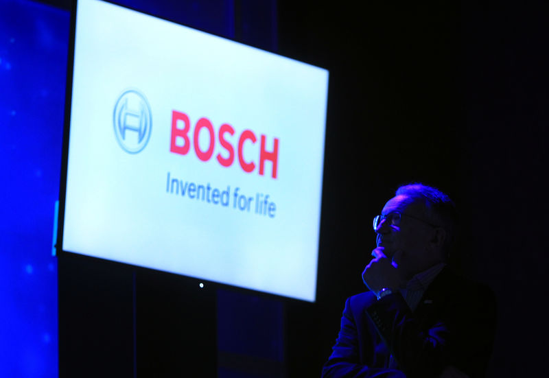 © Reuters. FILE PHOTO:  Werner Struth watches a video during a Bosch news conference at the 2017 CES in Las Vegas